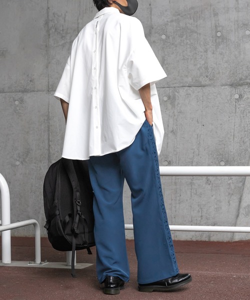 Perushu（ペルーシュ）の「リフレクターロゴバックボタンアシメシャツ（シャツ/ブラウス・メンズ・ホワイト/ライトグリーン/サックスブルー・MEDIUM/LARGE）」の9枚目の写真