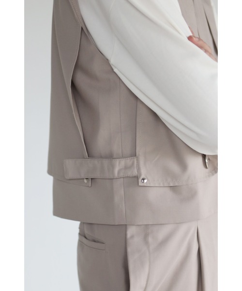 CREARE -LINO-（クレアーレリノ）の「レイヤード 比翼開き ノーカラーベスト/ジレ<セットアップ>（ベスト・メンズ・ブラック/グレイッシュベージュ/カーキ・M/L）」の21枚目の写真