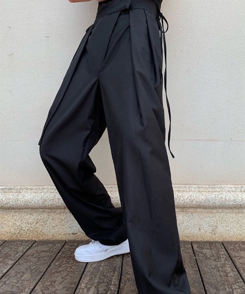 KOR(ケーオーアール)の「ハイウエスト タックパンツ(その他パンツ・レディース・ブラック・S/M/L/LL)」の1枚目の写真