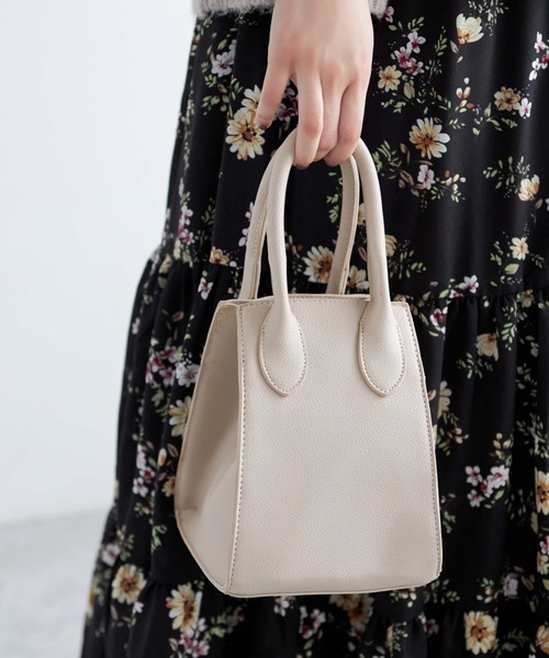 Edit Sheen(エディットシーン)の「ソフトフェイクレザーワイドハンドバッグ(ハンドバッグ・レディース・ブラック/ライトベージュ・FREE)」の1枚目の写真