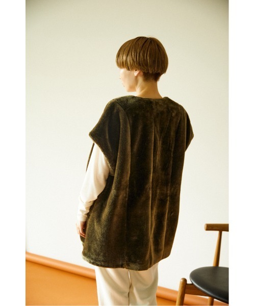 B583 BLACK BY MOUSSY eco fur vest カーキ BLACK BY MOUSSY（ブラックバイマウジー）の「eco fur vest(エコファー