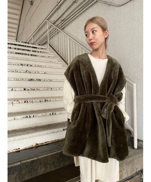 B583 BLACK BY MOUSSY eco fur vest カーキ BLACK BY MOUSSY（ブラックバイマウジー）の「eco fur vest(エコファー