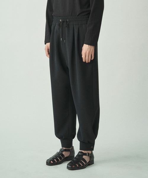 Juha（ユハ）の「CUFFS TAPERED PANTS（その他パンツ・メンズ・ベージュ/ブラック・3/2/4）」の2枚目の写真