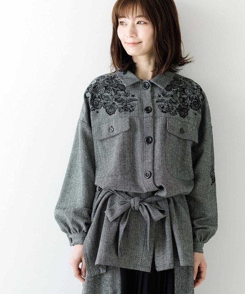 iS ScoLar(イズスカラー)の「花蝶刺繍ヘリンボーンジャケット(その他アウター・レディース・ブラック/ベージュ・M)」の2枚目の写真