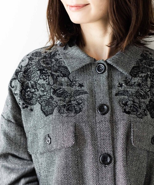 iS ScoLar(イズスカラー)の「花蝶刺繍ヘリンボーンジャケット(その他アウター・レディース・ブラック/ベージュ・M)」の3枚目の写真