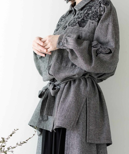 iS ScoLar(イズスカラー)の「花蝶刺繍ヘリンボーンジャケット(その他アウター・レディース・ブラック/ベージュ・M)」の4枚目の写真