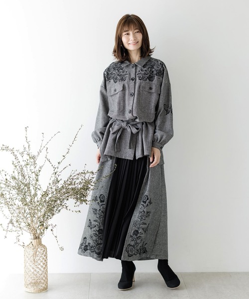 iS ScoLar(イズスカラー)の「花蝶刺繍ヘリンボーンジャケット(その他アウター・レディース・ブラック/ベージュ・M)」の5枚目の写真