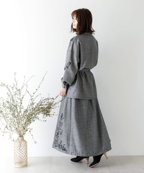iS ScoLar(イズスカラー)の「花蝶刺繍ヘリンボーンジャケット(その他アウター・レディース・ブラック/ベージュ・M)」の6枚目の写真