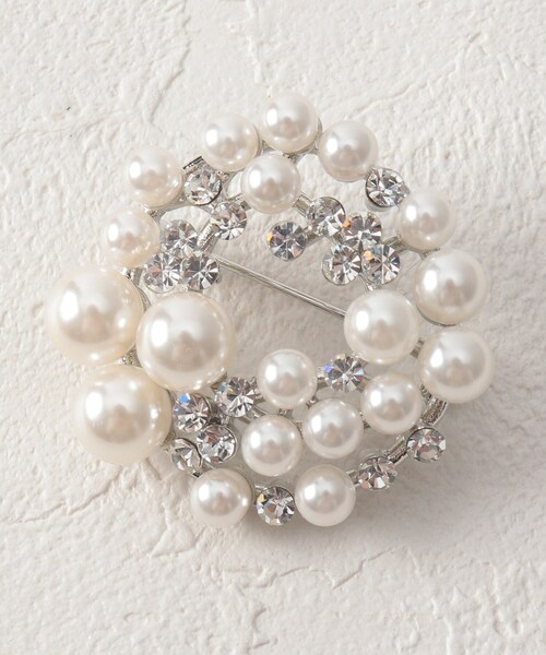 OPAQUE.CLIP(オペークドットクリップ)の「◆フェイクパールラウンドブローチ(ブローチ/コサージュ・レディース・シルバー/ゴールド・00)」の2枚目の写真
