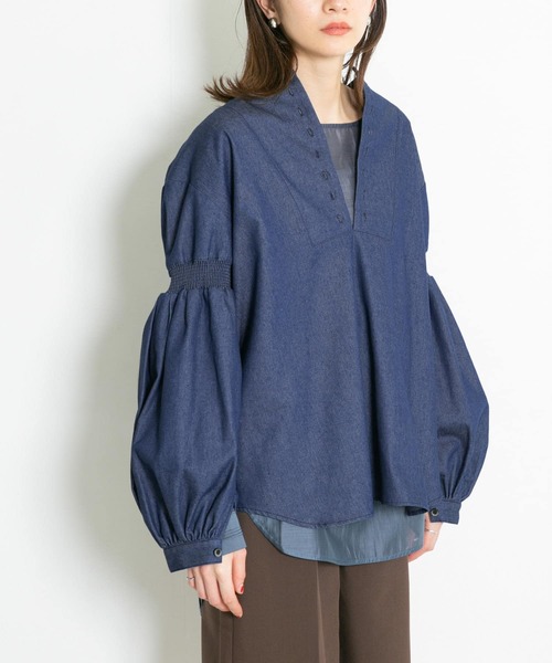 KBF（ケイビーエフ）の「スモッキングデニムブラウス（シャツ/ブラウス・レディース・ブラック/ブルー・ONE）」の2枚目の写真