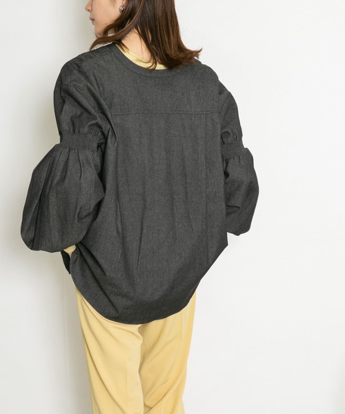 KBF（ケイビーエフ）の「スモッキングデニムブラウス（シャツ/ブラウス・レディース・ブラック/ブルー・ONE）」の6枚目の写真