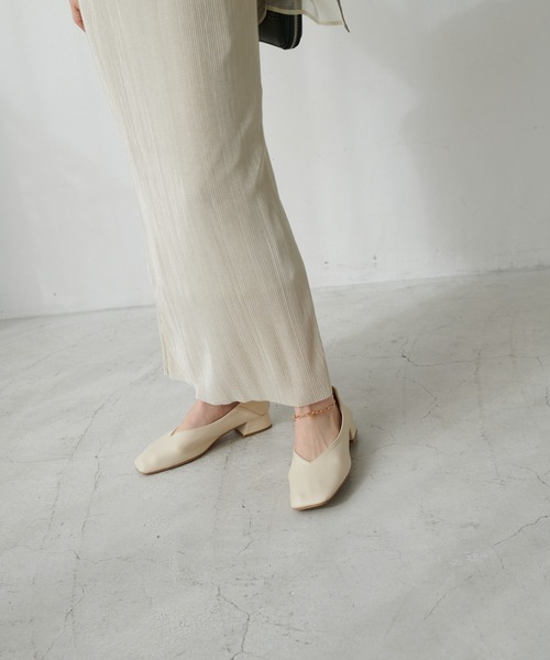 DISCOAT(ディスコート)の「サテンミニプリーツナロースカート(スカート・レディース・ブラック/アイボリー/グレイッシュベージュ・FREE)」の13枚目の写真