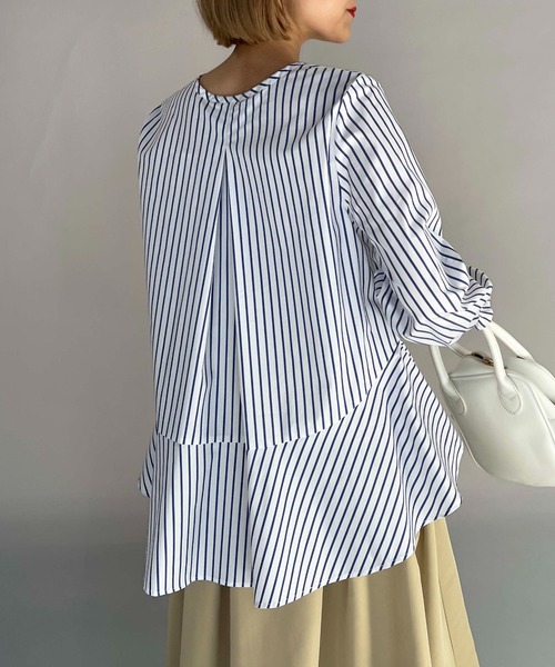 PICCIN（ピッチン）の「袖シャーリング裾フレアブラウス（シャツ/ブラウス・レディース・ネイビー/ホワイト系その他/ブルー系その他・M）」の2枚目の写真