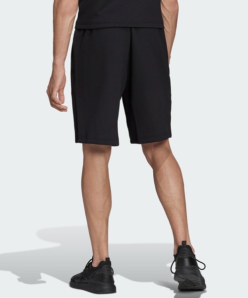 adidas（アディダス）の「アディカラー トレフォイル プリーツ