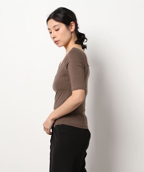 mona Belinda（モナベリンダ）の「アシメネック美ラインカットソー（Tシャツ/カットソー・レディース・ブラウン・FREE）」の2枚目の写真