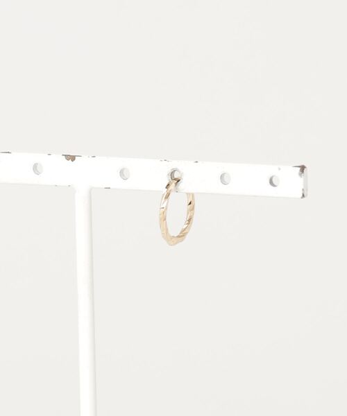 MARIA BLACK（マリアブラック）の「MARIA BLACK(マリアブラック) DC Huggie 10mm ピアス（ピアス（片耳用）・レディース・ゴールド・F）」の3枚目の写真