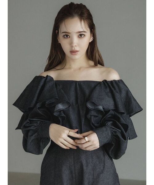 CALNAMUR（カルナムール）の「デニム風フリルブラウス（シャツ/ブラウス・レディース・インディゴブルー/ブラック・FREE）」の2枚目の写真