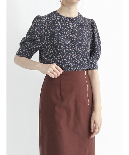 Te chichi(テチチ)の「デシンラインアートプリントブラウス(シャツ/ブラウス・レディース・ベージュ/ネイビー/グリーン・フリ-)」の3枚目の写真