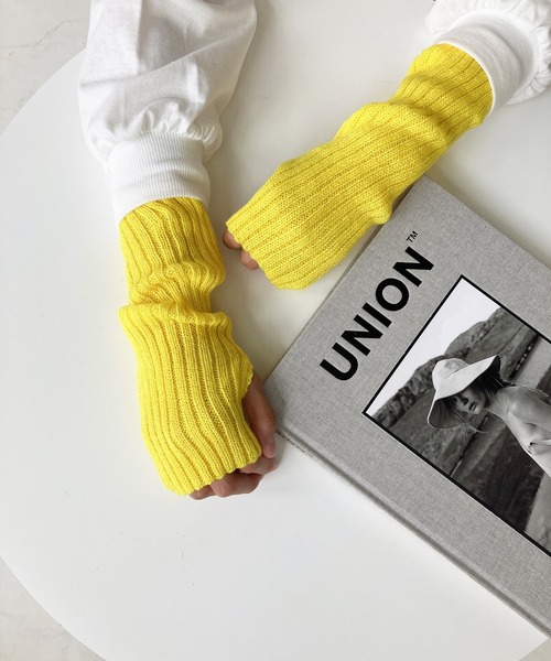 AS KNOW AS plus（アズノゥアズプラス）の「リブ・ケーブル編み バリエ豊富な☆アームウォーマー（アームカバー・レディース・チャコールグレー/グレー/ホワイト系/ブラック系/ブラック/アイボリー/イエロー/オレンジ/ピンク/ブルー/グリーン/パープル/ライトイエロー・FREE）」の21枚目の写真