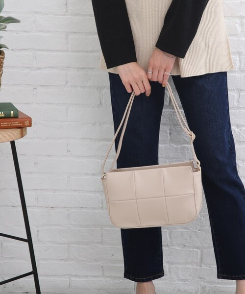 SHOO・LA・RUE(シューラルー)の「◆フェイクレザーキルティングショルダー(ショルダーバッグ・レディース・アイボリー/ブラック/ワインレッド・00)」の1枚目の写真