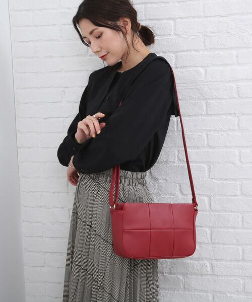 SHOO・LA・RUE(シューラルー)の「◆フェイクレザーキルティングショルダー(ショルダーバッグ・レディース・アイボリー/ブラック/ワインレッド・00)」の16枚目の写真