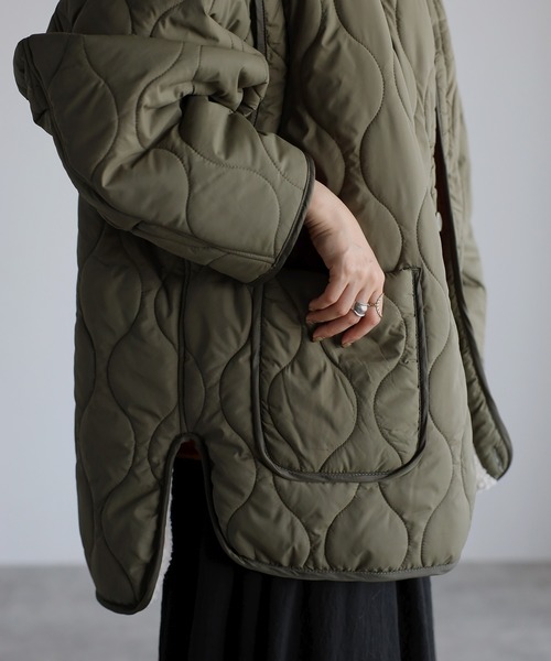 r.（アールドット）の「《4WAY》　タフタ×ボア キルティング ショートコート（ノーカラーコート・レディース・ベージュ/ブラック/アイボリー/カーキ・FREE）」の11枚目の写真