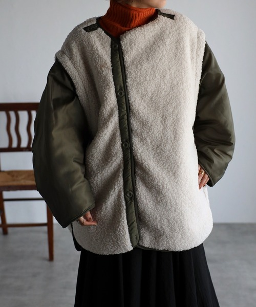 r.（アールドット）の「《4WAY》　タフタ×ボア キルティング ショートコート（ノーカラーコート・レディース・ベージュ/ブラック/アイボリー/カーキ・FREE）」の13枚目の写真