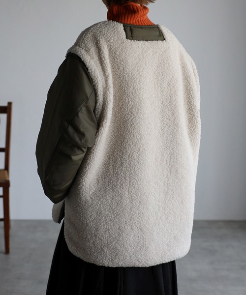 r.（アールドット）の「《4WAY》　タフタ×ボア キルティング ショートコート（ノーカラーコート・レディース・ベージュ/ブラック/アイボリー/カーキ・FREE）」の15枚目の写真