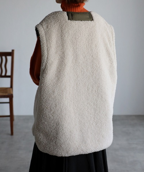 r.（アールドット）の「《4WAY》　タフタ×ボア キルティング ショートコート（ノーカラーコート・レディース・ベージュ/ブラック/アイボリー/カーキ・FREE）」の18枚目の写真