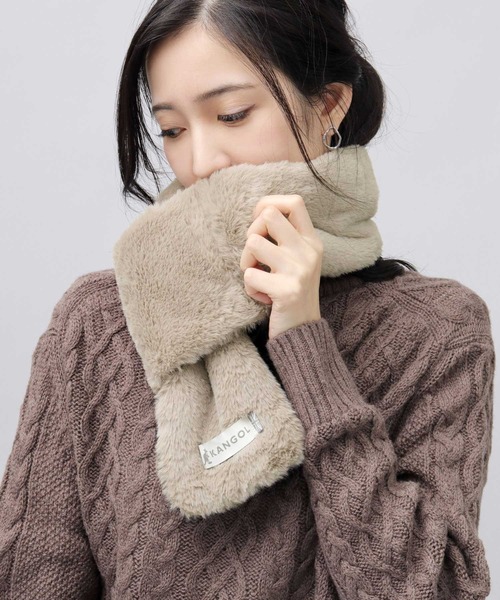 KANGOL(カンゴール)の「ファー 中綿 ティペット / 裏ボア 中綿マフラー(マフラー・レディース・ベージュ/ブラック・FREE)」の4枚目の写真
