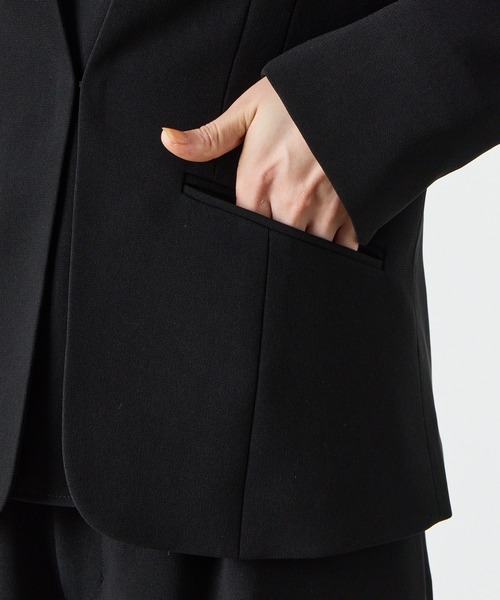 AIMER(エメ)の「【喪服・礼服・WEB限定】Vネックノーカラージャケット・プチハイネックブラウス・ワイドパンツ 3点セット ブラックフォーマルアンサンブル(スーツセット・レディース・ブラック・7号/9号/11号/13号/15号/17号)」の5枚目の写真