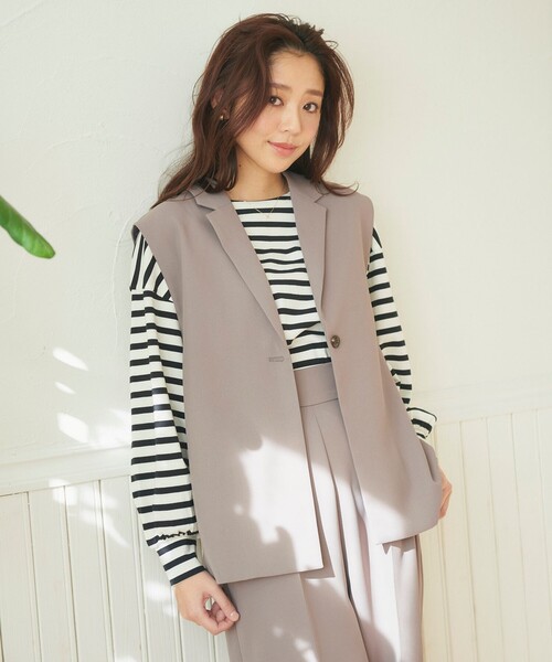 Feroux(フェルゥ)の「【洗える】バックペプラム ジレ(ベスト・レディース・ライトグレー系/ベージュ系・F)」の1枚目の写真
