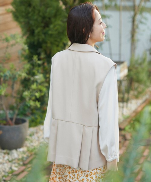 Feroux(フェルゥ)の「【洗える】バックペプラム ジレ(ベスト・レディース・ライトグレー系/ベージュ系・F)」の15枚目の写真