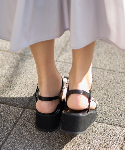 tocco closet（トッコ　クローゼット）の「パールストラップ付き厚底サンダル（サンダル・レディース・ブラック/アイボリー・L/S/M）」の14枚目の写真