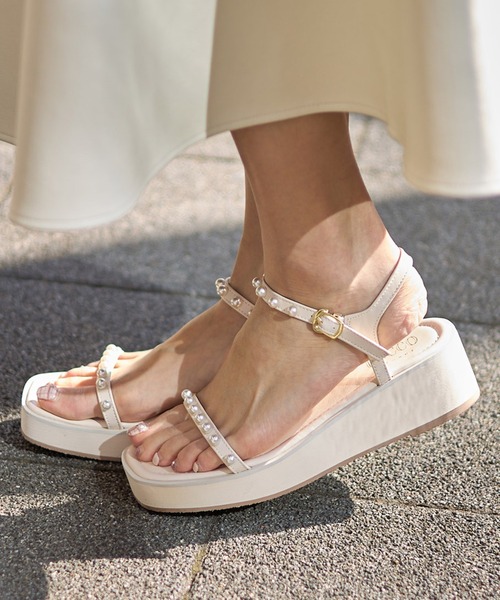 tocco closet（トッコ　クローゼット）の「パールストラップ付き厚底サンダル（サンダル・レディース・ブラック/アイボリー・L/S/M）」の6枚目の写真