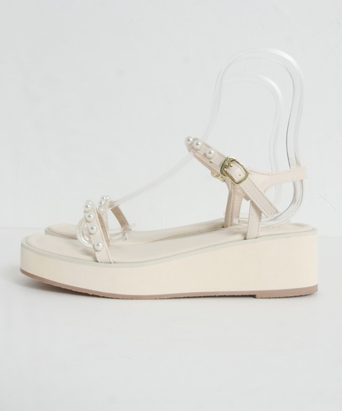 tocco closet（トッコ　クローゼット）の「パールストラップ付き厚底サンダル（サンダル・レディース・ブラック/アイボリー・L/S/M）」の4枚目の写真