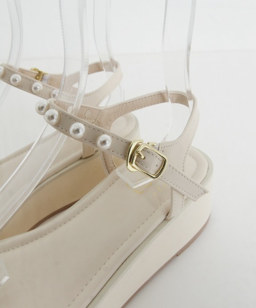 tocco closet（トッコ　クローゼット）の「パールストラップ付き厚底サンダル（サンダル・レディース・ブラック/アイボリー・L/S/M）」の17枚目の写真