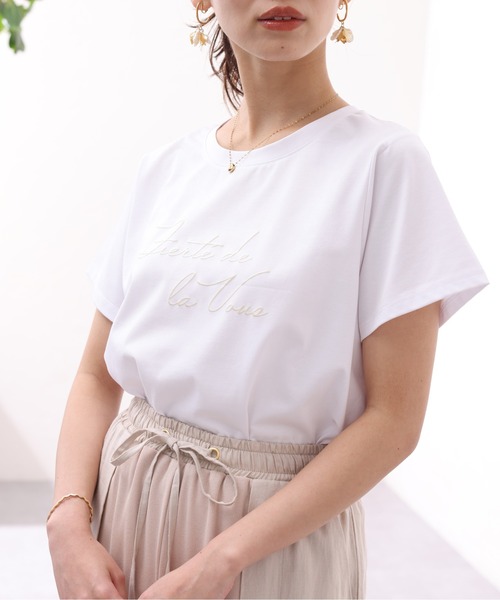 Chez toi(シェトワ)の「機能素材ラメロゴT(Tシャツ/カットソー・レディース・ブラック/グレイッシュベージュ/オフホワイト・FREE)」の3枚目の写真