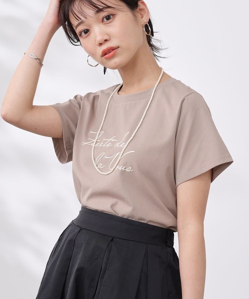 Chez toi(シェトワ)の「機能素材ラメロゴT(Tシャツ/カットソー・レディース・ブラック/グレイッシュベージュ/オフホワイト・FREE)」の2枚目の写真