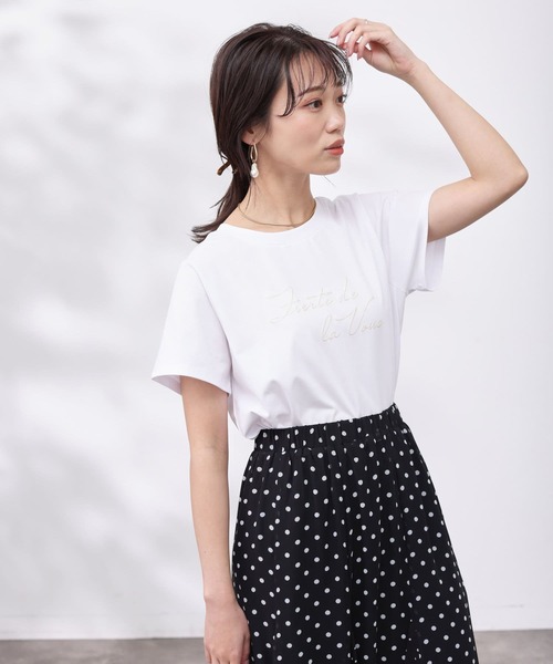 Chez toi(シェトワ)の「機能素材ラメロゴT(Tシャツ/カットソー・レディース・ブラック/グレイッシュベージュ/オフホワイト・FREE)」の5枚目の写真