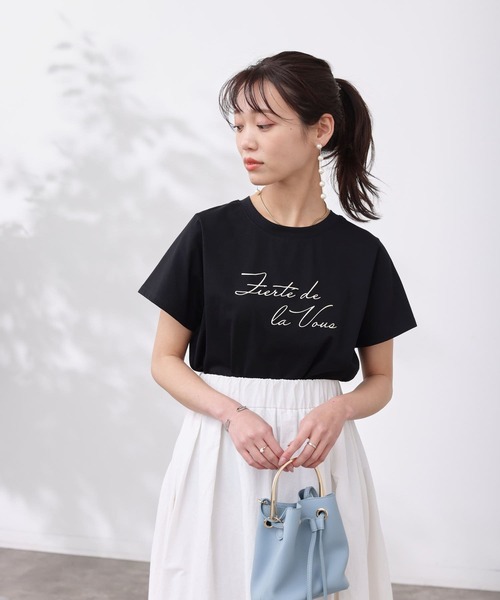 Chez toi(シェトワ)の「機能素材ラメロゴT(Tシャツ/カットソー・レディース・ブラック/グレイッシュベージュ/オフホワイト・FREE)」の6枚目の写真