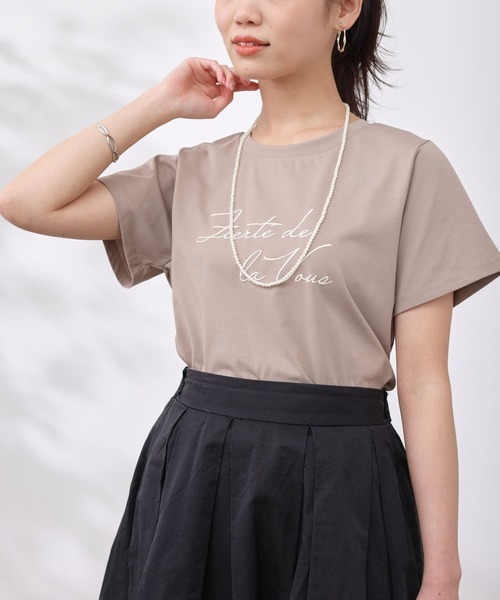 Chez toi(シェトワ)の「機能素材ラメロゴT(Tシャツ/カットソー・レディース・ブラック/グレイッシュベージュ/オフホワイト・FREE)」の4枚目の写真