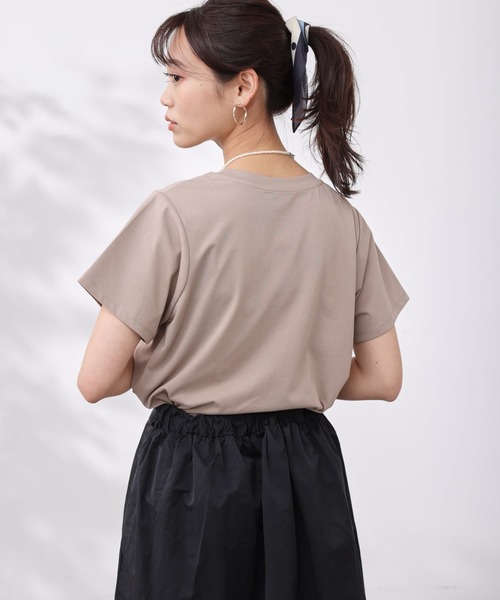Chez toi(シェトワ)の「機能素材ラメロゴT(Tシャツ/カットソー・レディース・ブラック/グレイッシュベージュ/オフホワイト・FREE)」の9枚目の写真