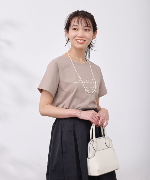 Chez toi(シェトワ)の「機能素材ラメロゴT(Tシャツ/カットソー・レディース・ブラック/グレイッシュベージュ/オフホワイト・FREE)」の7枚目の写真