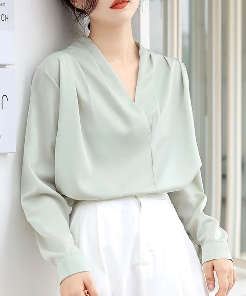 Dewlily(デューリリー)の「Vネックシンプル長袖シャツ(シャツ/ブラウス・レディース・ブラック/グリーン/ホワイト/ブルー・M/XL/L)」の3枚目の写真