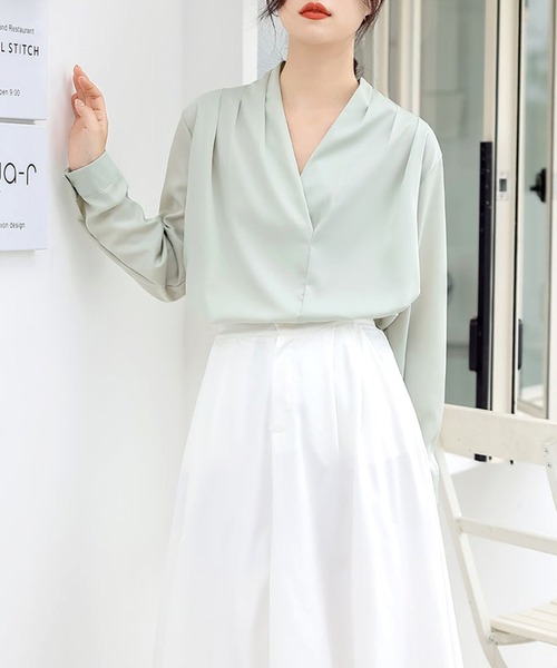 Dewlily(デューリリー)の「Vネックシンプル長袖シャツ(シャツ/ブラウス・レディース・ブラック/グリーン/ホワイト/ブルー・M/XL/L)」の17枚目の写真