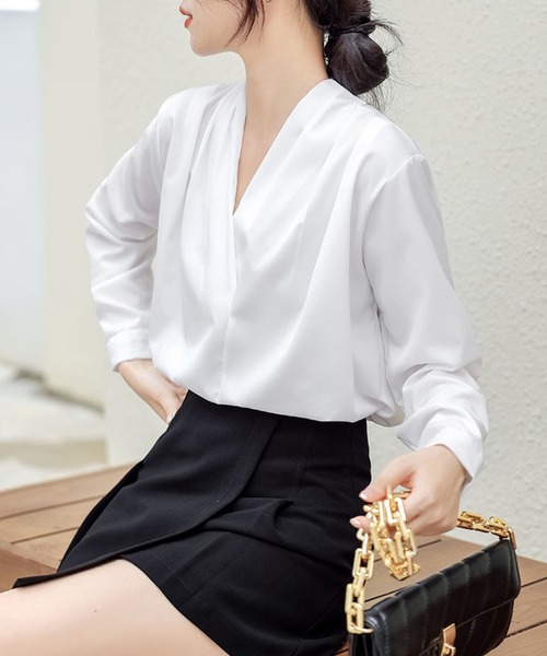 Dewlily(デューリリー)の「Vネックシンプル長袖シャツ(シャツ/ブラウス・レディース・ブラック/グリーン/ホワイト/ブルー・M/XL/L)」の21枚目の写真