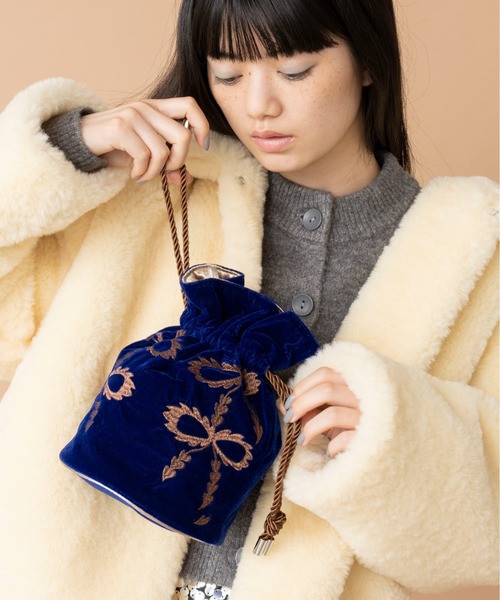 Casselini(キャセリーニ)の「Casselini(キャセリーニ)スカラップエンブロイダリー巾着(ハンドバッグ・レディース・ピンク/ブラック/アイボリー/ブルー/スモークピンク・FREE)」の4枚目の写真