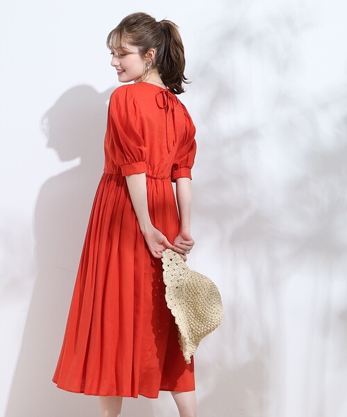 couture brooch（クチュールブローチ）の「◆【シンプルでも華やか見え。】カラーリネン混ワンピース（ワンピース・レディース・ベージュ/ブラック/レッド系1・38/40/42）」の4枚目の写真