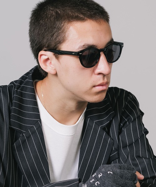 ROOPTOKYO（ループトウキョウ）の「【ケース付】【ユニセックスアイテム】カラーレンズ サングラス UVカット機能付き（サングラス・メンズ・ブラック系その他2/ブラック系その他3/ブラック系その他4/ブラック系その他5/ブラック系その他6/ブラウン系その他2/ブラウン系その他3/ブラック系その他/ブラウン系その他/グリーン系その他/ブルー系その他/クリアブラック/クリア/クリアブラウン/ブラウン系その他4/レッド系その他/ブラック系その他7/ブルー系その他2/グレー系その他2/イエロー系その他/グレー系その他/パープル系その他/スミクロ・FREE）」の4枚目の写真